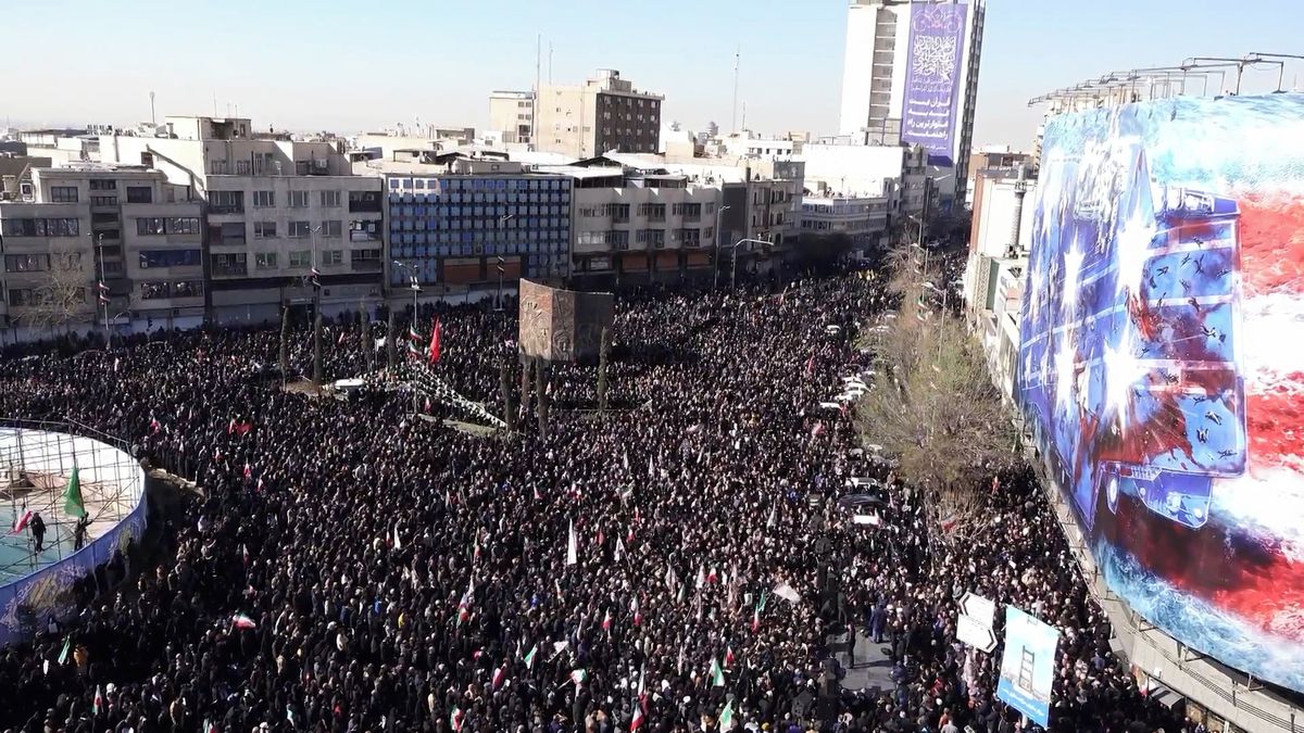 Stačilo pár hodin. Po oslavách lidé v íránských ulicích truchlí